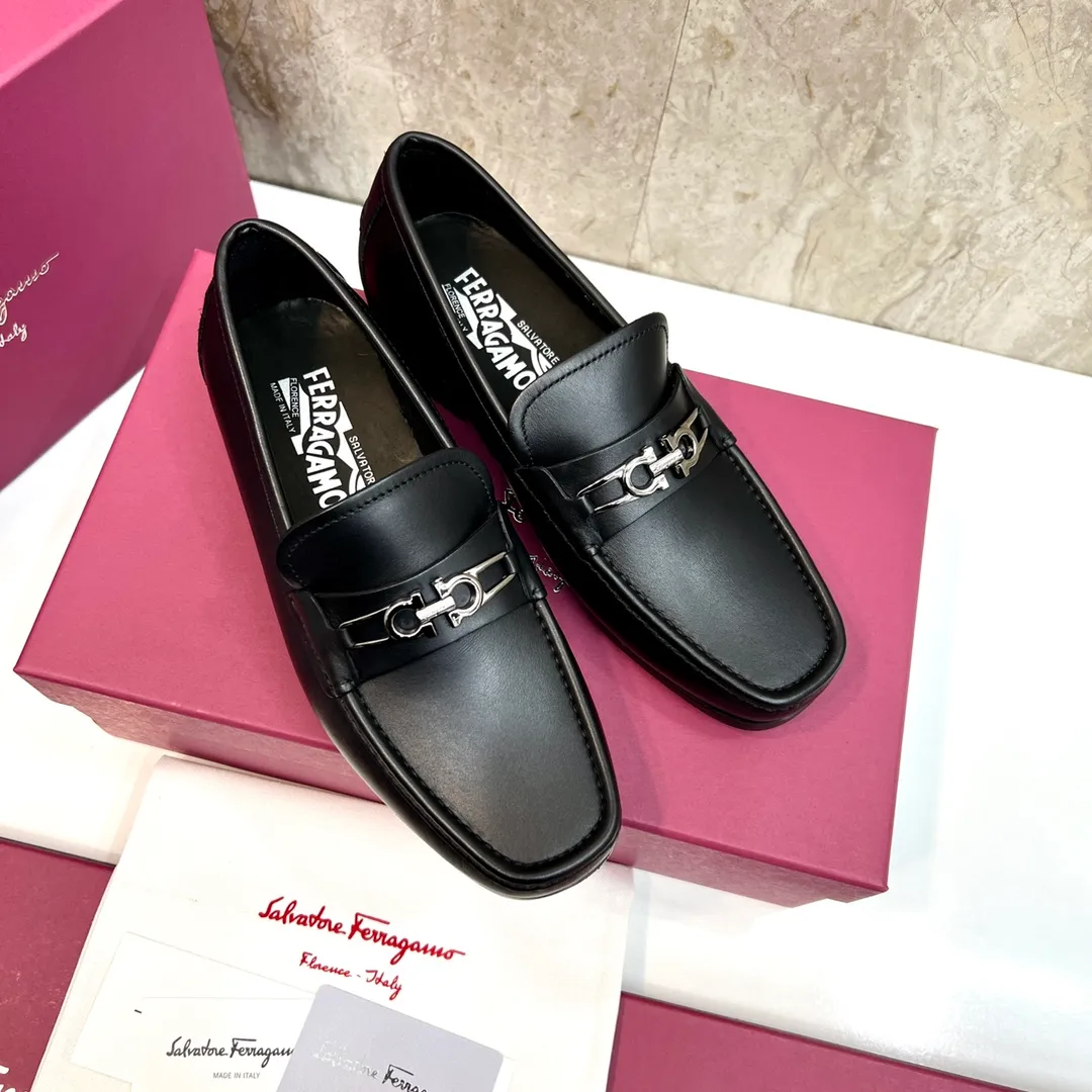 Original quality P780 Brand: Ferragamo Standard size: Men's size 39–44 (38.45 can be customized) Grade: Same style as the official website High-quality men's shoes Material: Customized first-layer calfskin with water-dyed cowhide lining Cowhide tiptoe Original non-slip and wear-resistant rubber outsole Style category: Men's formal business leather shoes are young and fashionable European and American trends British style Casual matching and comfortable feet Color: actual picture